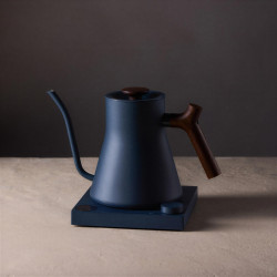Fellow Stagg EKG PRO stone blue + walnut | Vedenkeitin Gooseneck