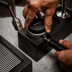 La Pavoni Leveler – Ammattimainen kahvin jakaja (musta)